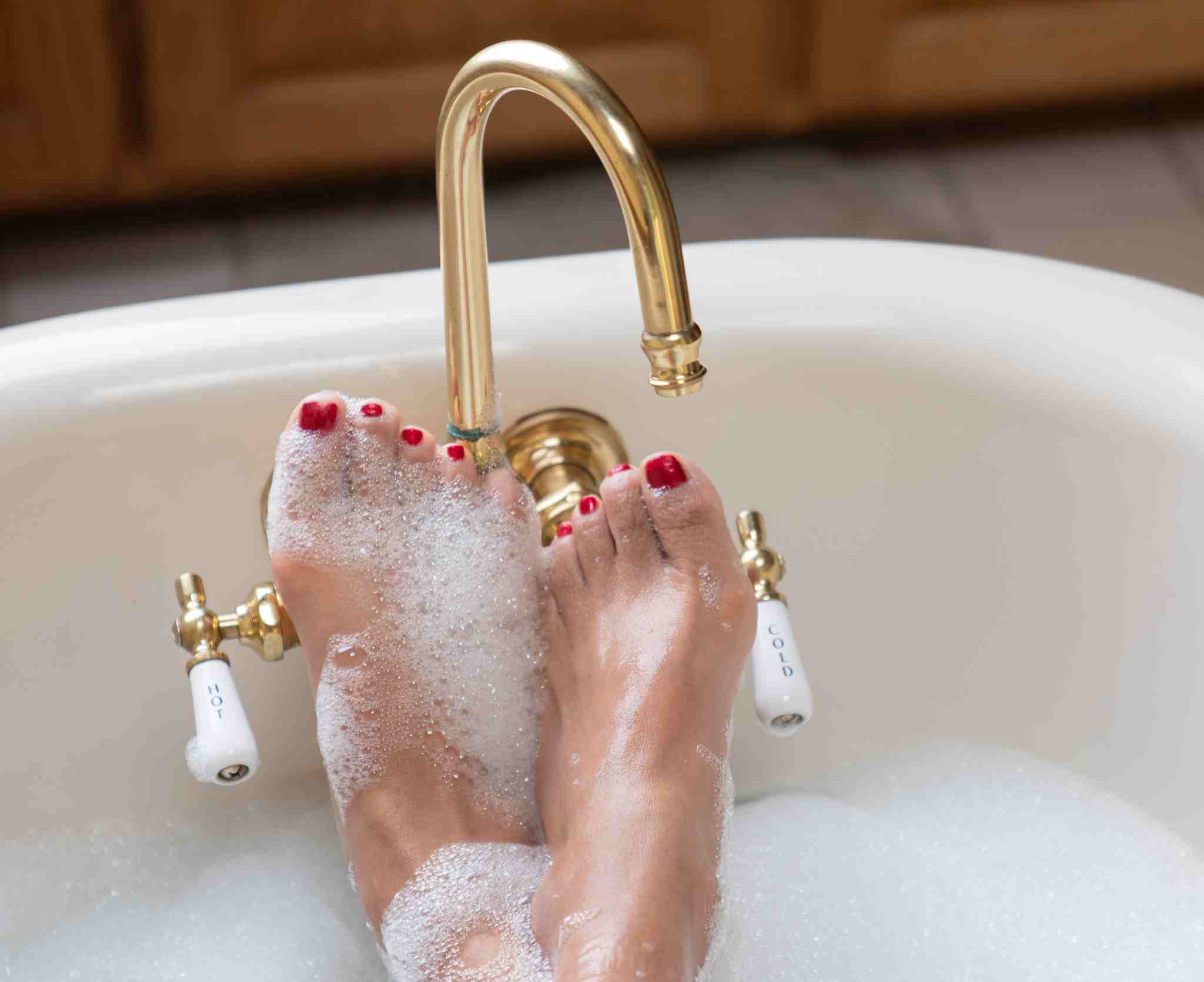 Give warm tones to your bathroom with brass