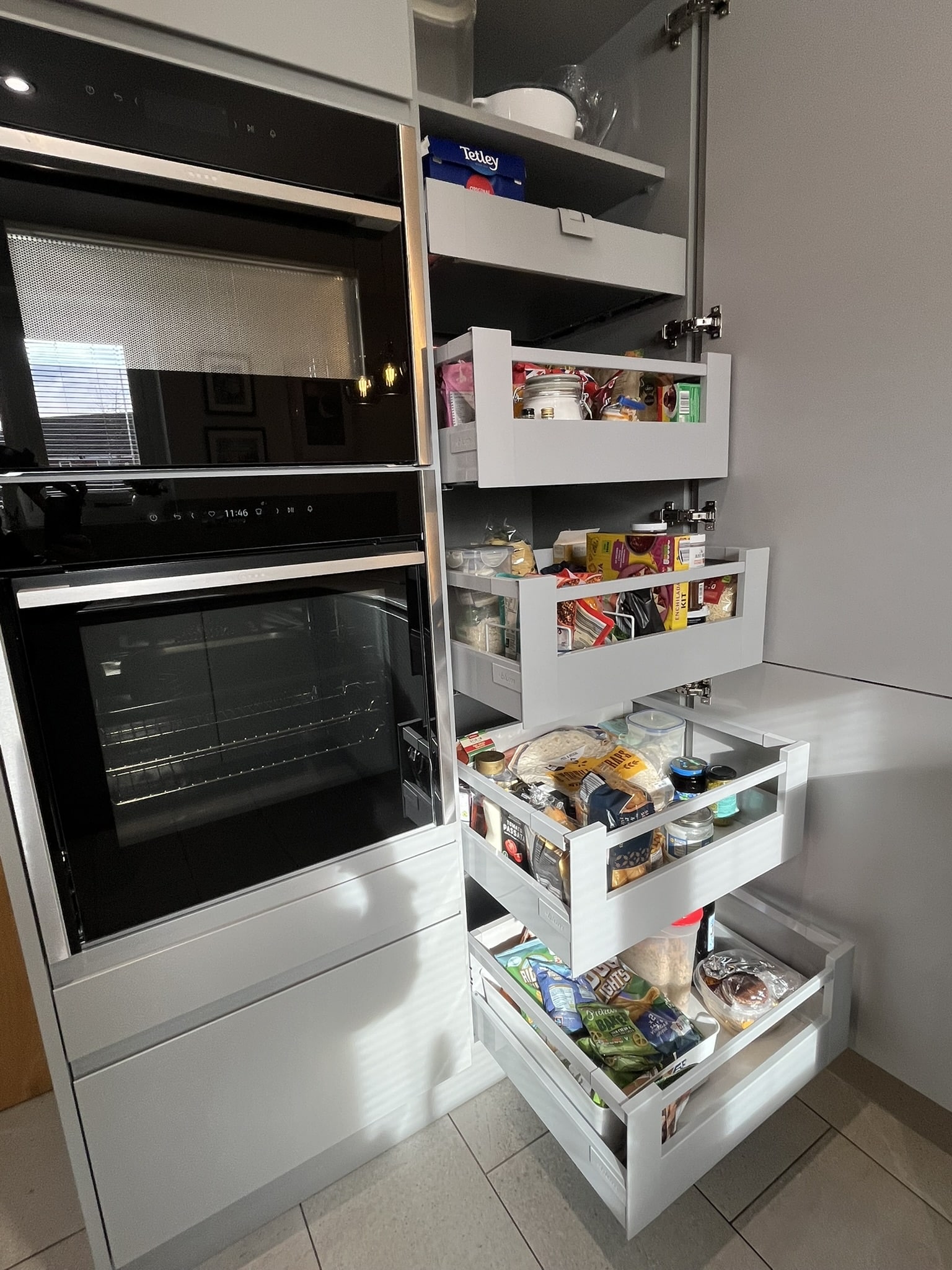 electric oven and pull out drawers